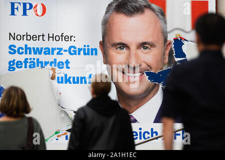 Vienna, Austria. 26 Sep, 2019. Un cartellone elettorale di Norbert Hofer, leader di destra Fpö (FPOe) e l'FPOe candidato superiore davanti a Domenica's snap elezioni parlamentari di settembre 29, 2019 dopo media ha pubblicato un hidden-riprese dove OeVP è partner della coalizione, estrema destra Freedom Party (FPOe) è stato catturato in uno scandalo di corruzione e ha portato il governo verso il basso. Credito: SOPA Immagini limitata/Alamy Live News Foto Stock