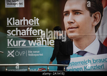 Vienna, Austria. 26 Sep, 2019. Un cartellone elettorale di Sebastian Kurz, leader del Partito popolare austriaco (OeVP) e l'OeVP top candidato davanti a Domenica's snap elezioni parlamentari di settembre 29, 2019 dopo media ha pubblicato un hidden-riprese dove OeVP è partner della coalizione, estrema destra Freedom Party (FPOe) è stato catturato in uno scandalo di corruzione e ha portato il governo verso il basso. Credito: SOPA Immagini limitata/Alamy Live News Foto Stock