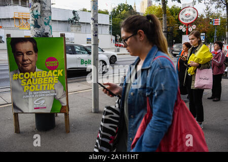 Vienna, Austria. 26 Sep, 2019. Un cartellone elettorale di Werner Kogler del Partito Verde davanti a Domenica's snap elezioni parlamentari di settembre 29, 2019 dopo media ha pubblicato un hidden-riprese dove OeVP è partner della coalizione, estrema destra Freedom Party (FPOe) è stato catturato in uno scandalo di corruzione e ha portato il governo verso il basso. Credito: SOPA Immagini limitata/Alamy Live News Foto Stock