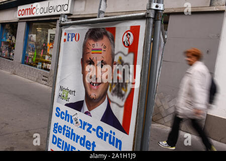 Vienna, Austria. 26 Sep, 2019. Un cartellone elettorale di Norbert Hofer, leader di destra Fpö (FPOe) e l'FPOe candidato superiore davanti a Domenica's snap elezioni parlamentari di settembre 29, 2019 dopo media ha pubblicato un hidden-riprese dove OeVP è partner della coalizione, estrema destra Freedom Party (FPOe) è stato catturato in uno scandalo di corruzione e ha portato il governo verso il basso. Credito: SOPA Immagini limitata/Alamy Live News Foto Stock