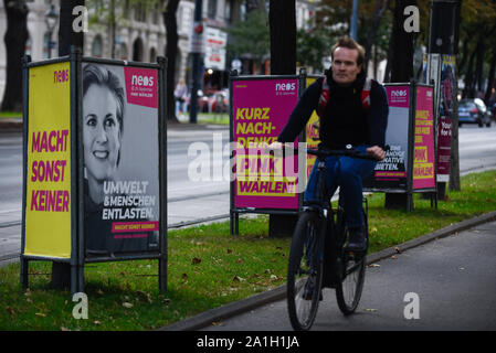 Vienna, Austria. 26 Sep, 2019. Un cartellone elettorale delle Beate Meinl-Reisinger, parte superiore del candidato del partito NEOS davanti a Domenica's snap elezioni parlamentari di settembre 29, 2019 dopo media ha pubblicato un hidden-riprese dove OeVP è partner della coalizione, estrema destra Freedom Party (FPOe) è stato catturato in uno scandalo di corruzione e ha portato il governo verso il basso. Credito: SOPA Immagini limitata/Alamy Live News Foto Stock