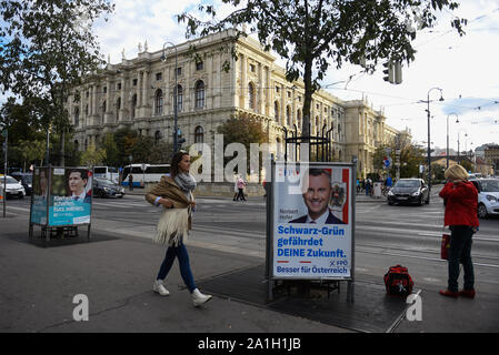 Vienna, Austria. 26 Sep, 2019. Un cartellone elettorale di Norbert Hofer, leader di destra Fpö (FPOe) e l'FPOe candidato superiore davanti a Domenica's snap elezioni parlamentari di settembre 29, 2019 dopo media ha pubblicato un hidden-riprese dove OeVP è partner della coalizione, estrema destra Freedom Party (FPOe) è stato catturato in uno scandalo di corruzione e ha portato il governo verso il basso. Credito: SOPA Immagini limitata/Alamy Live News Foto Stock