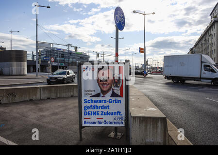 Vienna, Austria. 26 Sep, 2019. Un cartellone elettorale di Norbert Hofer, leader di destra Fpö (FPOe) e l'FPOe candidato superiore davanti a Domenica's snap elezioni parlamentari di settembre 29, 2019 dopo media ha pubblicato un hidden-riprese dove OeVP è partner della coalizione, estrema destra Freedom Party (FPOe) è stato catturato in uno scandalo di corruzione e ha portato il governo verso il basso. Credito: SOPA Immagini limitata/Alamy Live News Foto Stock