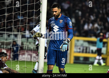 Torino, Italia. 26 Sep, 2019. Salvatore Sirigu di Torino FC in azione durante la serie di una partita di calcio tra Torino FC e AC Milan. Torino FC ha vinto 2-1 su AC Milano presso lo Stadio Olimpico Grande Torino, Torino, Italia, 26 settembre 2019 (foto di Alberto Gandolfo/Pacific Stampa) Credito: Pacific Press Agency/Alamy Live News Foto Stock