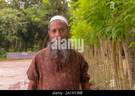 Asiatiche o musulmana del Bangladesh (locale) uomo vecchio con mezza barba grigia Foto Stock