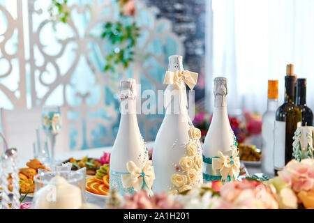 Decorazioni per matrimoni e bottiglie di champagne decorazione per il giorno del matrimonio. Foto Stock