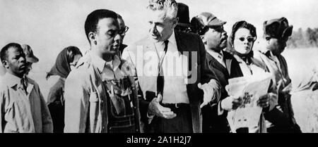 Ex Governatore della Florida Leroy Collins colloqui con Andrew giovani durante la Selma a Montgomery marzo per i diritti civili in Alabama nel Marzo del 1965. Nella foto (da sinistra a destra) sono John Lewis, Andrew giovani, Leroy Collins, Martin Luther King Jr., Coretta Scott King, e Ralph Abernathy. Foto Stock