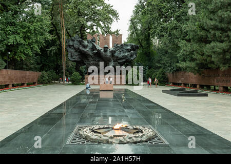 Almaty, Kazakhstan - Agosto 9, 2019: monumento 'Memorial di Gloria' nel parco di 28 Panfilov guardie ad Almaty Foto Stock