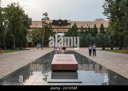 Almaty, Kazakhstan - Agosto 9, 2019: monumento 'Memorial di Gloria' nel parco di 28 Panfilov guardie ad Almaty Foto Stock