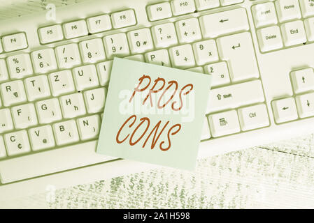 Conceptual la scrittura a mano che mostra Pro Cost. Concetto significato le favorevoli e sfavorevoli fattori o motivi di dimostrare la tastiera delle forniture di ufficio Foto Stock