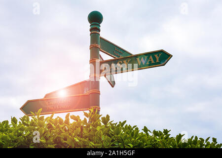 Segno di testo che illustra in modo semplice. Business photo vetrina rendendo difficile decisione tra due in meno e più sforzi metodo cartello verde sul crocevia w Foto Stock