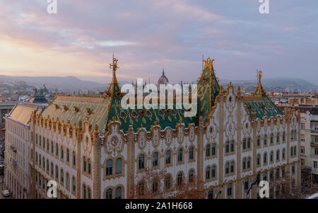 Incredibile tetto in Budapest, Ungheria. Tesoreria di stato edificio con parlamento ungherese nel periodo invernale. Tutte le tegole sul tetto realizzato dalla famosa in tutto il mondo Foto Stock