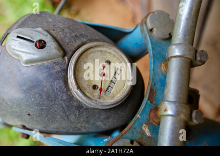 Un vecchio abbandonato cavalletto di motoveicoli nei pressi di una recinzione Foto Stock