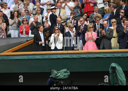 Londra, Regno Unito. 04 Luglio, 2014. Londra, Inghilterra - Luglio 02: Catherine, duchessa di Cambridge e del principe Guglielmo duca di Cambridge frequentare l'Andy Murray vs Grigor Dimitrov corrispondono sul Centre Court durante il giorno nove dei campionati di Wimbledon a Wimbledon il 2 luglio 2014 a Londra, Inghilterra. Persone: la principessa Beatrice di York, Dave Clark Credit: tempeste Media Group/Alamy Live News Foto Stock
