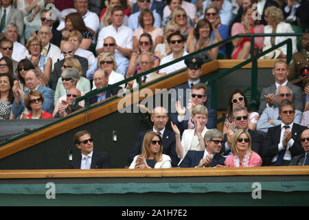Londra, Regno Unito. 04 Luglio, 2014. Londra, Inghilterra - Luglio 02: Catherine, duchessa di Cambridge e del principe Guglielmo duca di Cambridge frequentare l'Andy Murray vs Grigor Dimitrov corrispondono sul Centre Court durante il giorno nove dei campionati di Wimbledon a Wimbledon il 2 luglio 2014 a Londra, Inghilterra. Persone: la principessa Beatrice di York, Dave Clark Credit: tempeste Media Group/Alamy Live News Foto Stock