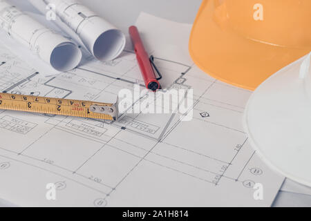 Architetto, ingegnere concetto, rappresenta lo stile di lavoro di architetti, ingegneri con disegni di costruzione Foto Stock