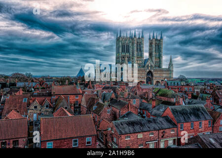 Cattedrale di Lincoln, Lincolnshire UK su un giorno di tempesta. Immagine fotografata da Lincoln Castle Foto Stock