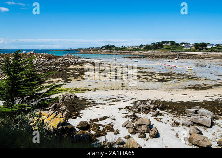 Vista panoramica della spiaggia dell'isola di Batz una giornata di sole di estate Foto Stock