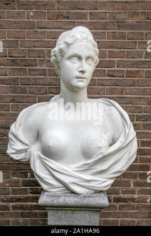 Statua di marmo al tabellone per le affissioni Museo Willet-Holthuysen a Amsterdam Paesi Bassi 2019 Foto Stock