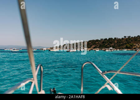 Sithonia, Grecia - 29 agosto 2019: laguna blu turchese baia e le spiagge in Diaporos Paradise Island,, Sithonia Halkidiki, Grecia del Nord Foto Stock