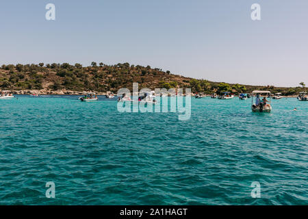 Sithonia, Grecia - 29 agosto 2019: laguna blu turchese baia e le spiagge in Diaporos Paradise Island,, Sithonia Halkidiki, Grecia del Nord Foto Stock