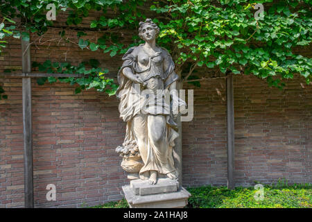 Statua di marmo al tabellone per le affissioni Museo Willet-Holthuysen a Amsterdam Paesi Bassi 2019 Foto Stock