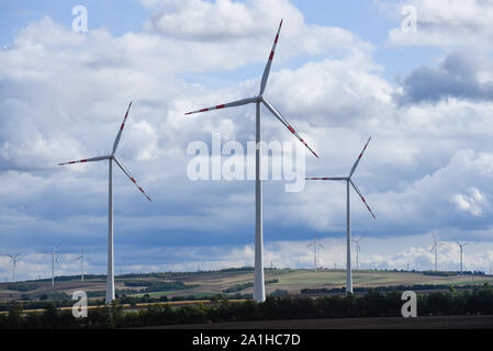 Vienna, Austria. 26 Sep, 2019. Una vista di turbine eoliche sulla periferia di Vienna. Credito: Omar Marques/SOPA Immagini/ZUMA filo/Alamy Live News Foto Stock