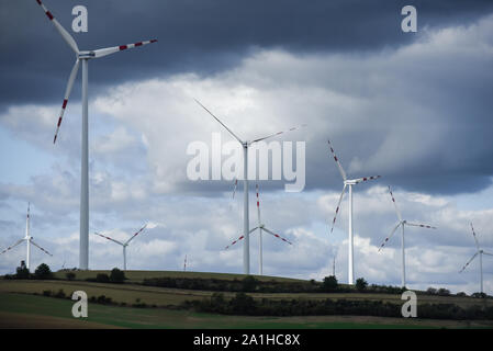 Vienna, Austria. 26 Sep, 2019. Una vista di turbine eoliche sulla periferia di Vienna. Credito: Omar Marques/SOPA Immagini/ZUMA filo/Alamy Live News Foto Stock