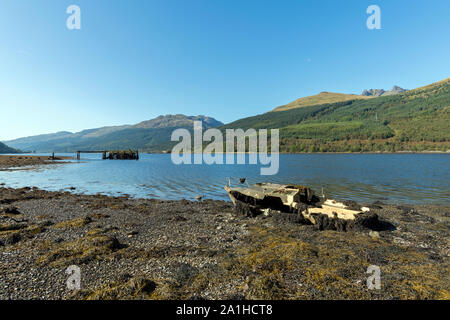 Barca abbandonata sul Loch Long nel Trossachs National Park Foto Stock