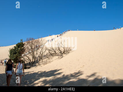 Dune di Pilat, Francia - settembre 10,2018: persone salendo la Dune du Pilat, Aquitaine, Francia Europa Foto Stock