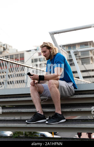 L'uomo esercita su una passerella Foto Stock