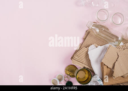 La cernita dei rifiuti domestici per il riciclaggio. Riciclaggio rifiuti nozione. Vista superiore Foto Stock