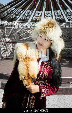 Bella donna kazaka in costume nazionale Foto Stock