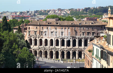 Roma street guardando verso il Teatro di Marcello Foto Stock