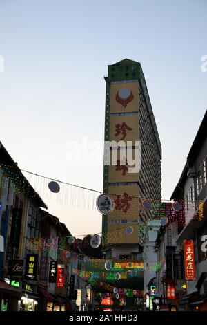 Grande edificio giallo a Chinatown, Singapore Foto Stock