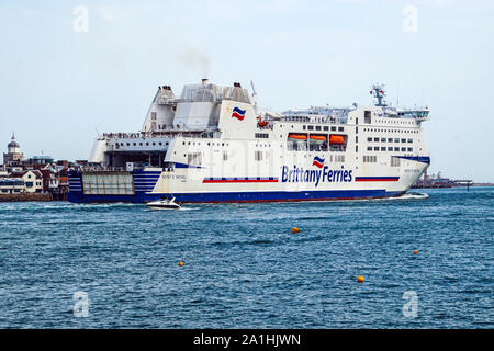 Brittany Ferries traghetto per trasporto auto e passeggeri Mont St Michel di lasciare il porto di Portsmouth Inghilterra Hampshire REGNO UNITO Foto Stock