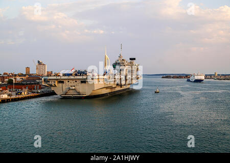 Brittany Ferries car e passeggero traghetto RoPax Baie de Seine arrivando a Portsmouth Hampshire REGNO UNITO Inghilterra con portaerei Queen Elisabeth ormeggiati Foto Stock