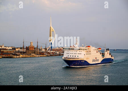 Brittany Ferries car e passeggero traghetto RoPax Baie de Seine arrivando a Portsmouth Hampshire REGNO UNITO Inghilterra con Emirates Spinnaker Tower Center Foto Stock