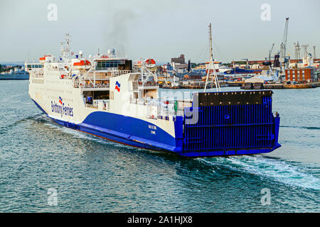 Vista di poppa di Brittany Ferries car e passeggero traghetto RoPax Baie de Seine arrivando a Portsmouth Inghilterra Hampshire REGNO UNITO Foto Stock