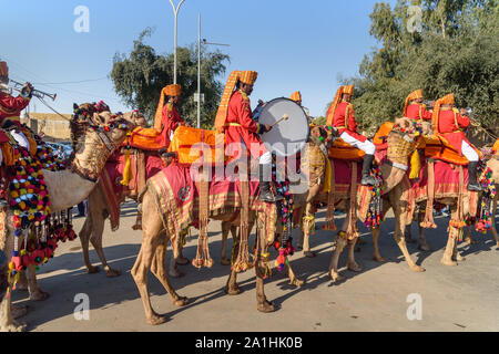 Jaisalmer, India - 17 Febbraio 2019: corteo cerimoniale cammelli e piloti in Desert Festival in Jaisalmer. Rajasthan Foto Stock