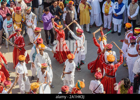 Jaisalmer, India - 17 Febbraio 2019: corteo cerimoniale indiano danza degli uomini in abiti tradizionali in Desert Festival in Jaisalmer. Rajasthan Foto Stock