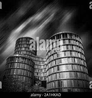 COPENHAGEN, Danimarca - 21 settembre 2019: un bianco e nero fine art fotografia di Axel torri che è un moderno edificio composto da cinque round tow Foto Stock