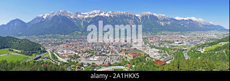 Bella vista panoramica dal punto Ski-Jump 'Bergisel' sopra Innsbruck Foto Stock