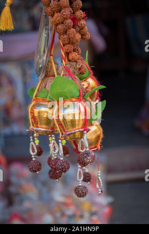 Il rame Kalash con rudraksha mala, noce di cocco, mango foglia, Filo rosso (Kalava) decorazione essenziale nella Puja indù. messa a fuoco selettiva Foto Stock