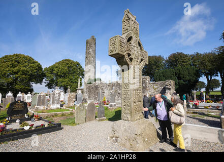 Monasterboice torre rotonda e alta attraversa Drogheda County Louth, Irlanda Foto Stock