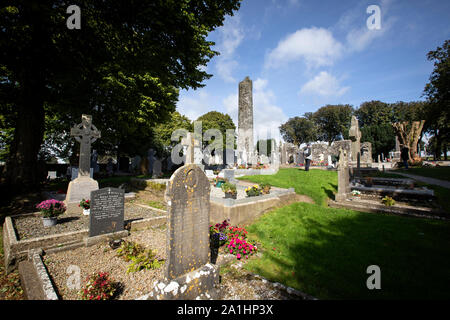 Monasterboice torre rotonda e alta attraversa Drogheda County Louth, Irlanda Foto Stock