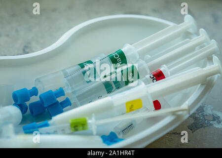 Primo piano della più siringhe con differenti medicina e liquidi in un ospedale Foto Stock