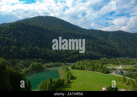 Vista dalla diga Sylvenstein verso il fiume Isar in estate Foto Stock