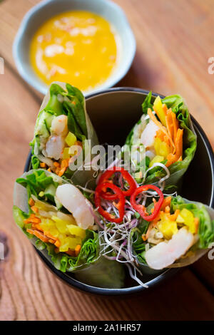 Rotoli cinesi con gamberi e verdure e salsa al peperoncino dolce Foto Stock