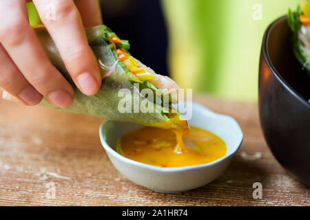 Rotoli cinesi con gamberi e verdure e salsa al peperoncino dolce Foto Stock